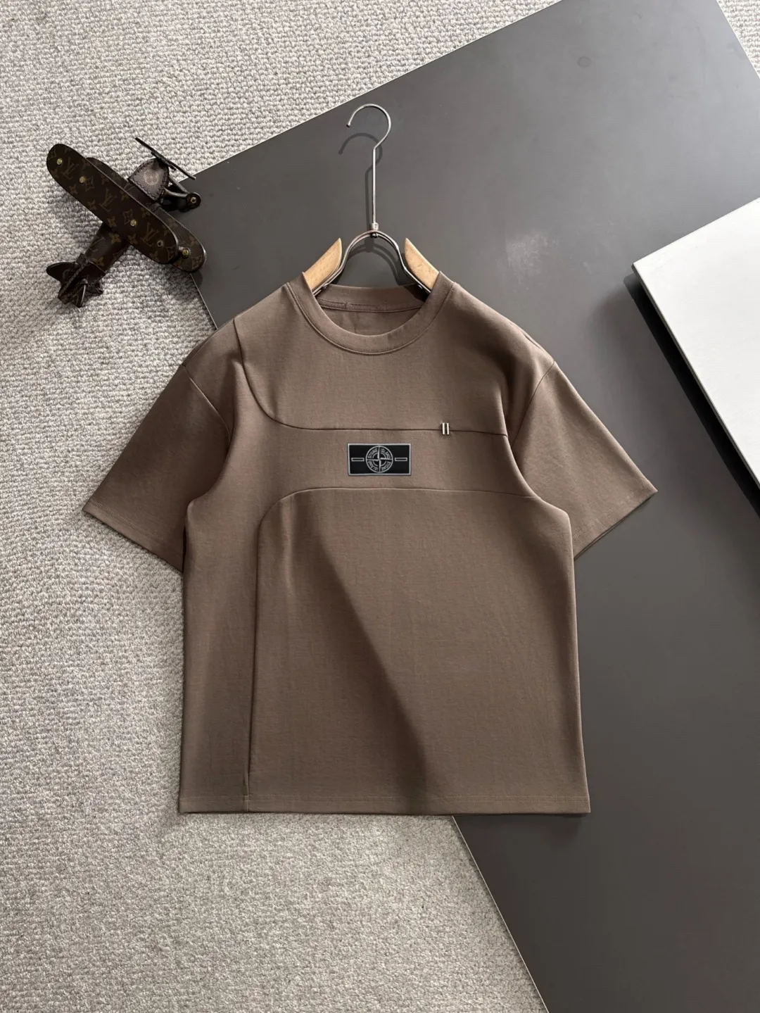 Next day shipment P300 High version Stone lsland/Stone Island 25ss spring and summer new high-end T-shirt Made with machines imported from Italy. Truly the most luxurious and high-quality style that you can wear with your eyes closed. Heavy combed fabrics. High-strength and heavy-weight fabrics feel substantial when weighed. The upper body is more textured than ordinary T-shirts and is not easy to deform. This texture can cope with the weather, absorb sweat and breathable, and is suitable for both hot and cold conditions! Perfectly produced with reference to the original stitch and stitch! The loose fit design is super noble. Custom-woven signature ribbed collar, cuffs, and hem. Really rare and rare goods Size: M-XXXL